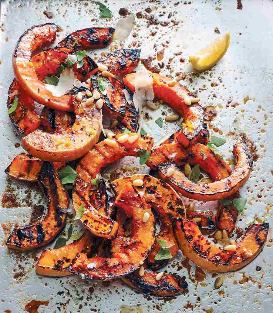 recepty na grilovanú tekvicovú tekvicu na kúsky s orechmi a korením