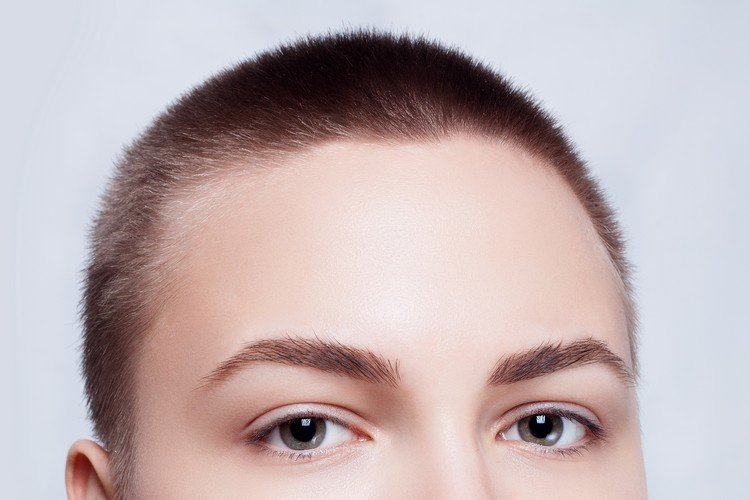 čo je buzz cut pre ženy, prečo si oholiť vlasy