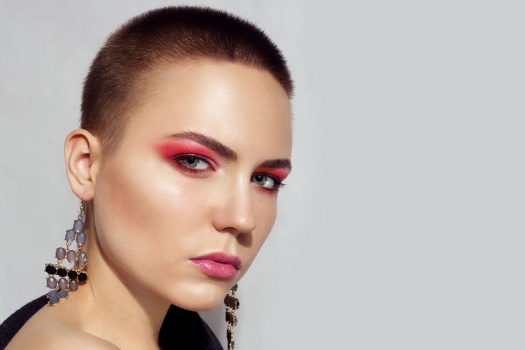 buzz cut dámy make-up šperky kombinovať