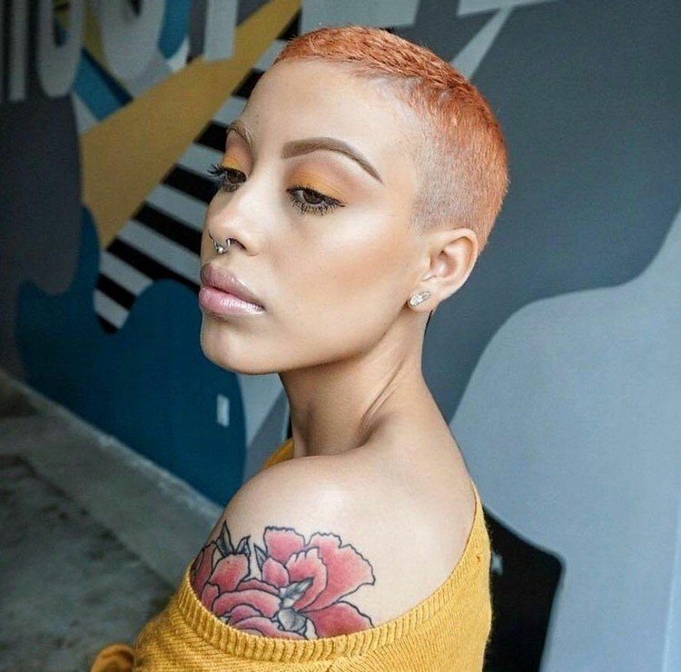 buzz strih ženy malý prechod blorange trend farby vlasov