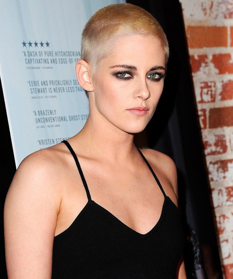 Kristen Stewart blond bzučiaci strih tmavého očného make-upu