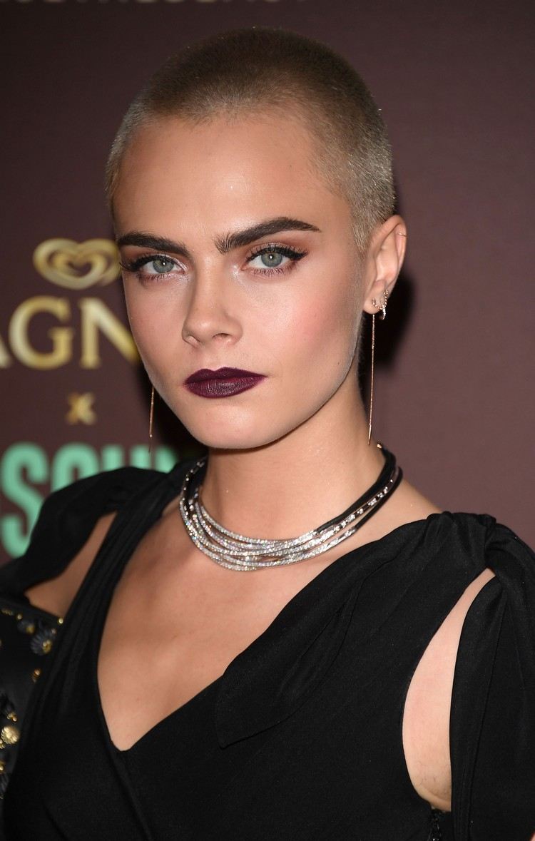 buzz strih žien cara delevingne veľmi krátke vlasy
