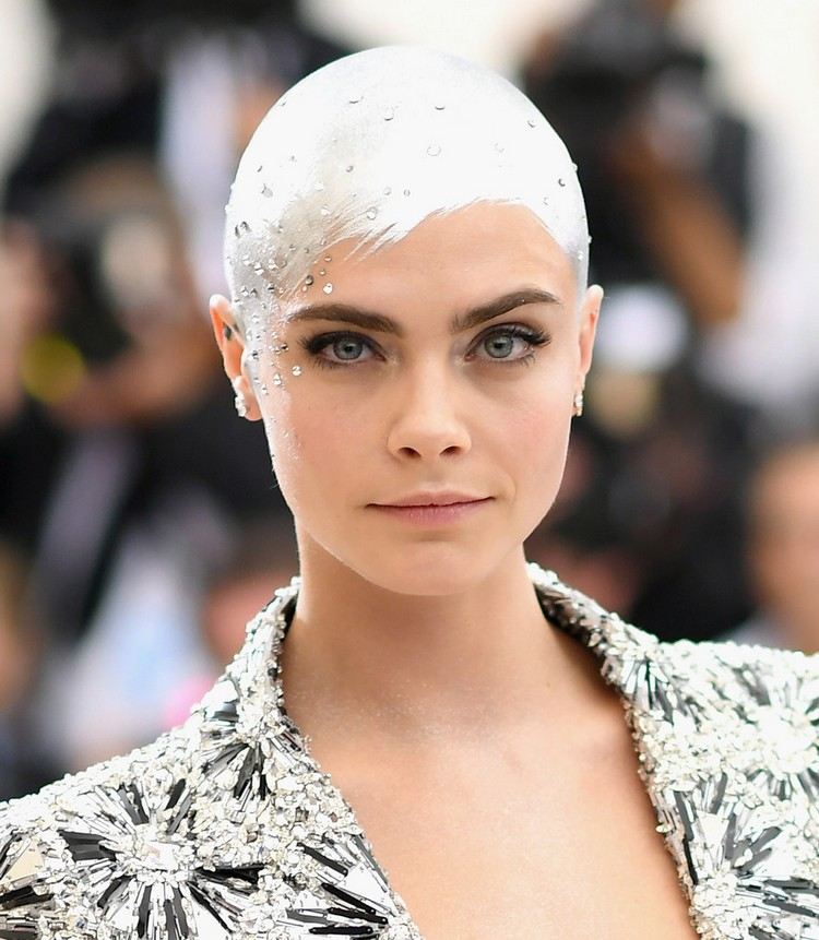 veľmi krátke vlasy plešaté u žien styling idea cara delevingne