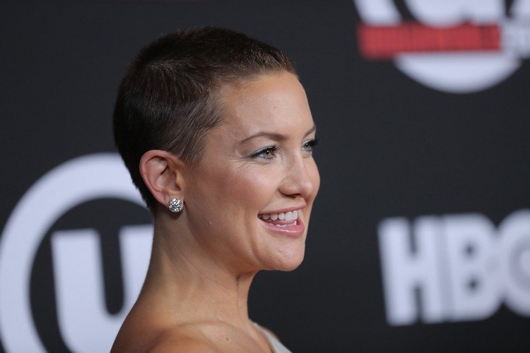 krátke dámske účesy trend buzz strih Kate Hudson