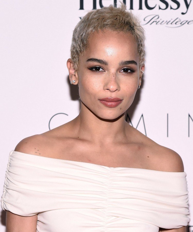 holenie vlasov žena veľmi krátky strih buzz cut zoe kravitz
