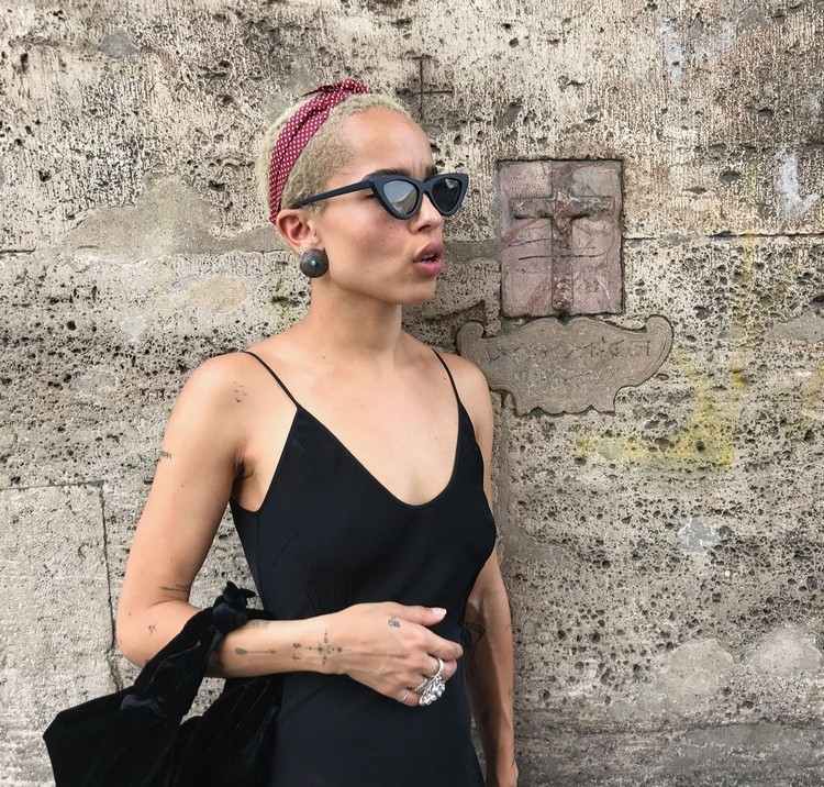 buzz strih ženy blond styling tipy náušnice