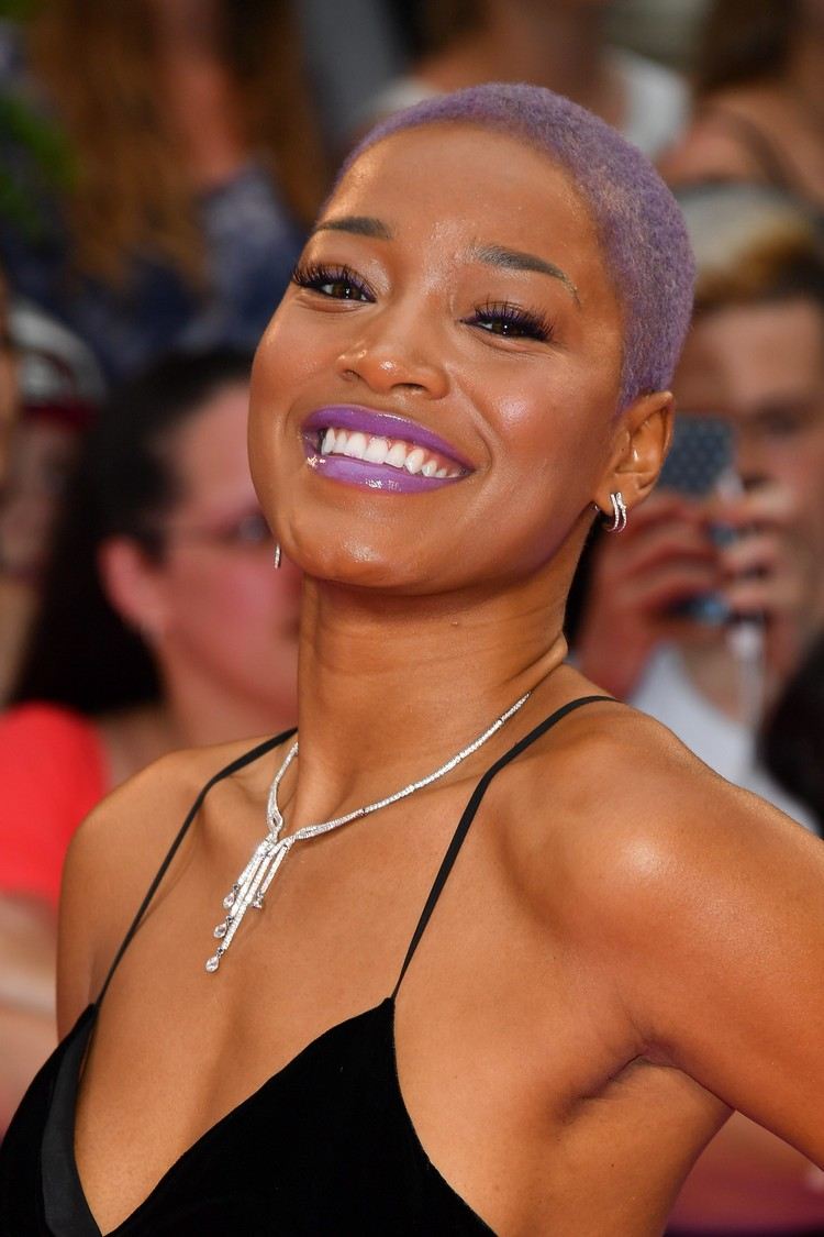 buzz strih ženy hravý letný look fialové pastelové vlasy keke palmer