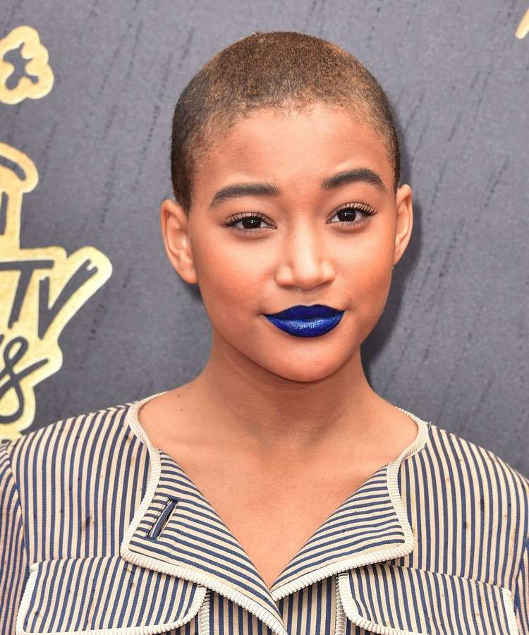 holenie krátkych vlasov žena amandla stenberg modrý rúž