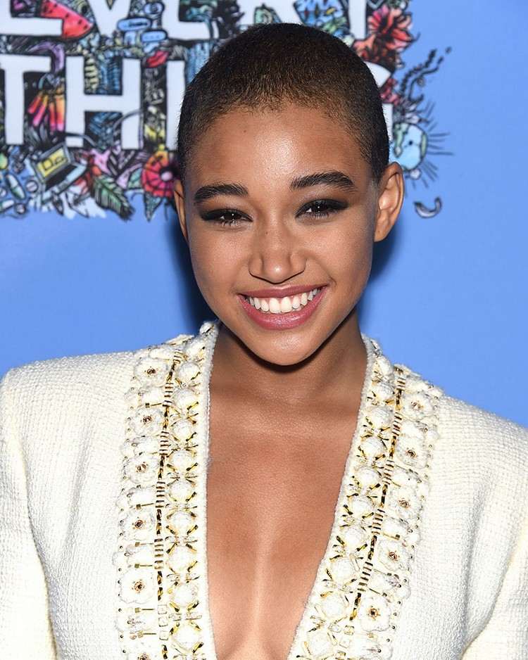 trendový účes odvážne dámy buzz strih amandla stenberg