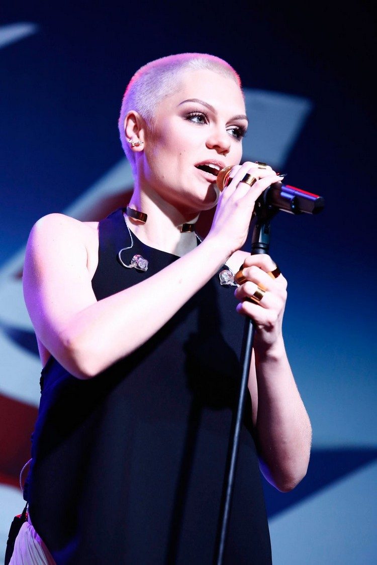 celebrity ladies buzz cut speváčka jessie j