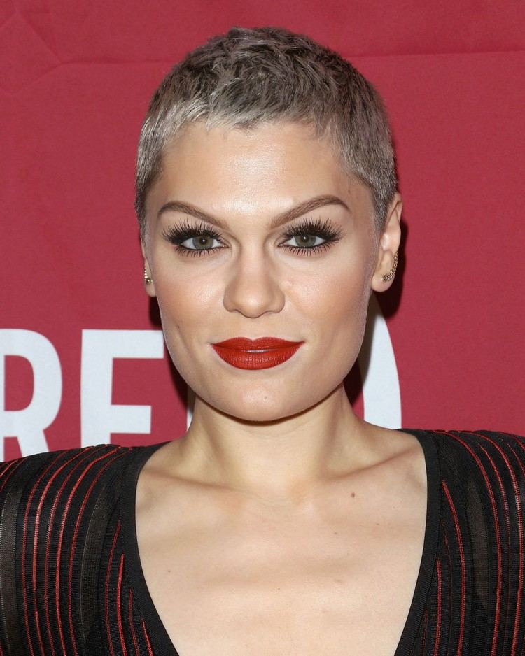 jessie j buzz strih dĺžka rašpľa krátky efekt ombre