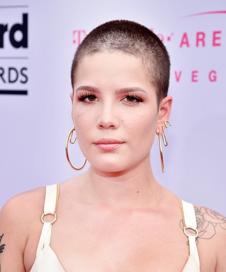 halsey buzz strih kombinované šperky náušnice