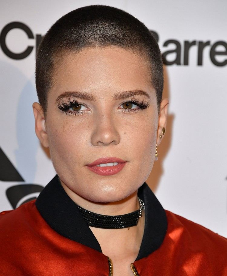 buzz strih ženy vlasy holenie halsey šperky make -up