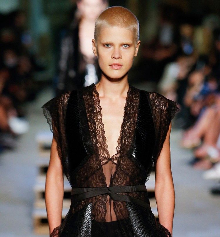 buzz strih ženy blond modelka kris gottschalk raspel krátke vlasy