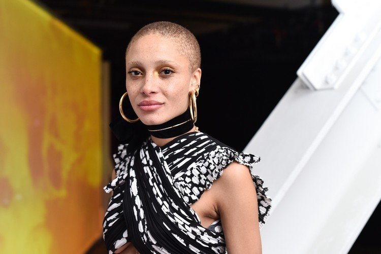 buzz strih ženy trendy v holení vlasov adwoa aboah