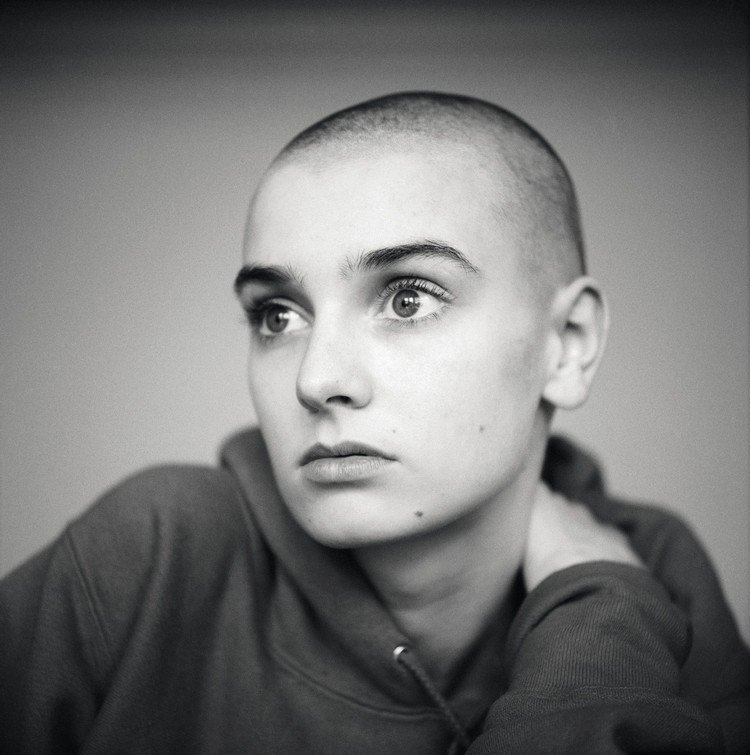 ikonické účesy ženy sinead o connor buzz strih