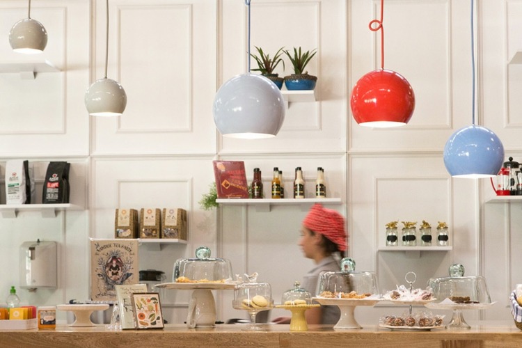 kaviareň stenové panely biely bar oblasť dezerty retro lampy