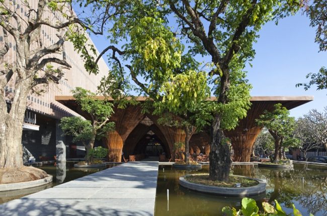 Vietnamská hotelová kaviareň exotická moderná architektúra