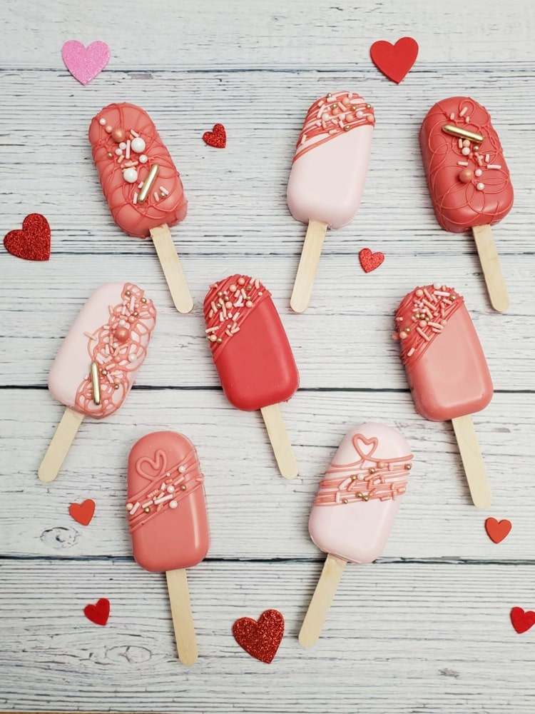 Pripravte si tortu na špajdle na Halloween v ružovej farbe a so srdiečkami