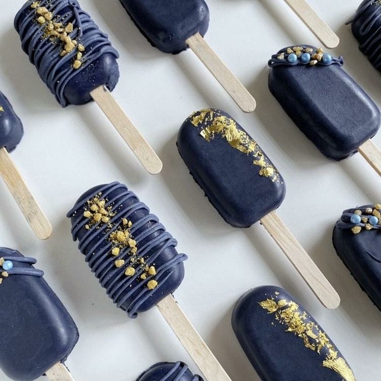 Ušľachtilé koláčiky s jedlým zlatým listom na svadby