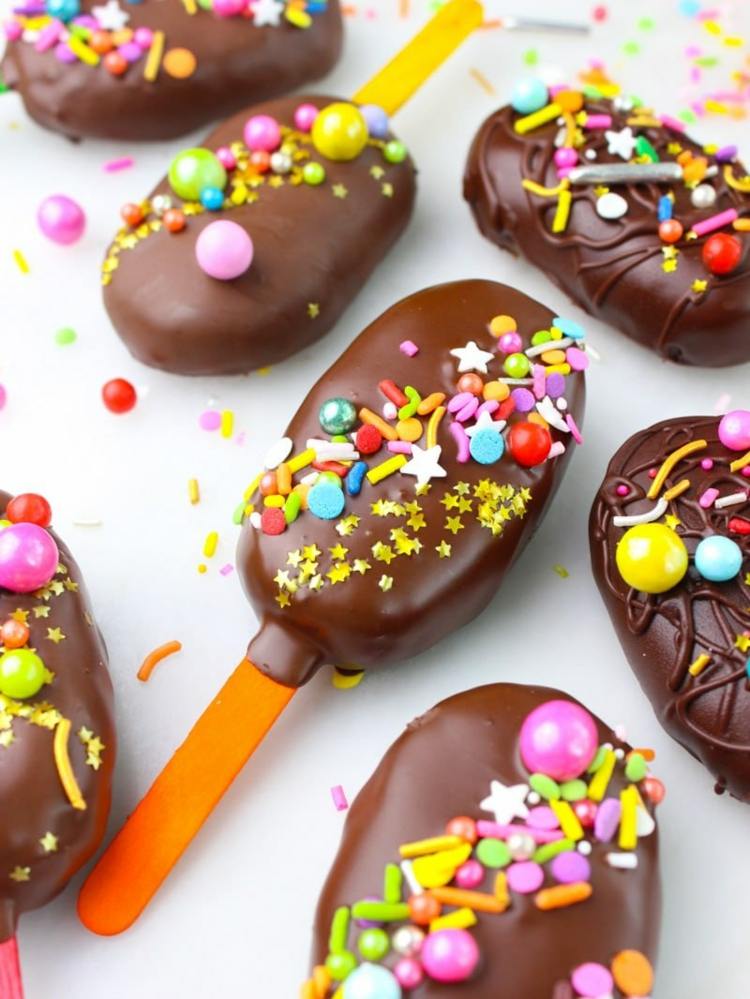 Dort na tyčinke v hnedej čokoláde s farebnými posýpkami