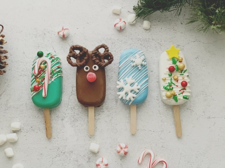 Cakesicles recept na Vianoce so sobmi, cukrovou trstinou, snehovou vločkou a vianočným stromčekom