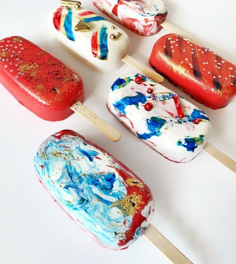 Mramorové tortičky na večierky v jasných farbách