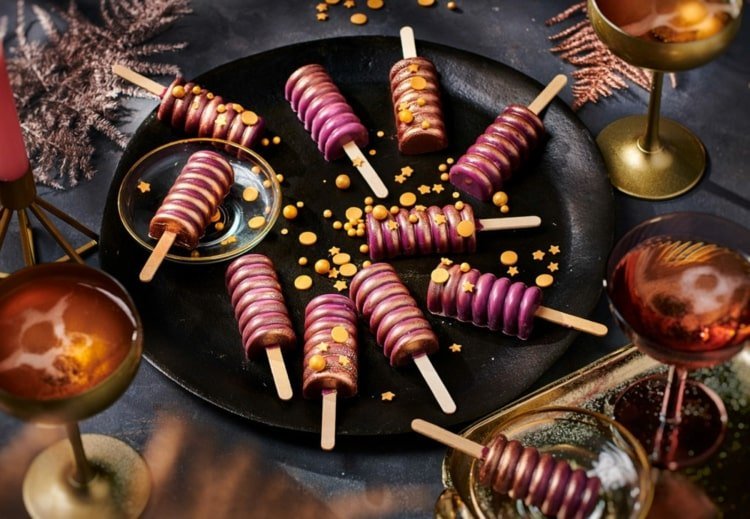 Novoročné dezerty s lesklou couvertúrou a originálnym tvarom