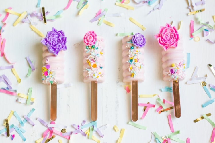 Koláče na špajdle rôznych tvarov s jedlými cukrovými kvetmi