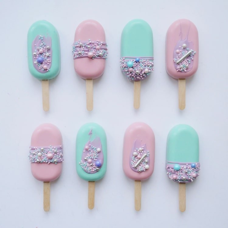 Nápad na dekoráciu košíčkov v ružovej a mätovo zelenej farbe