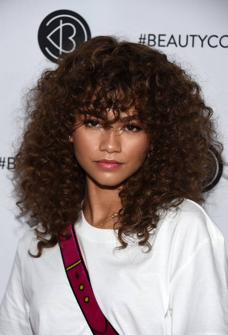 Účesy pre kučeravé vlasy Curly Shag Hair Trend