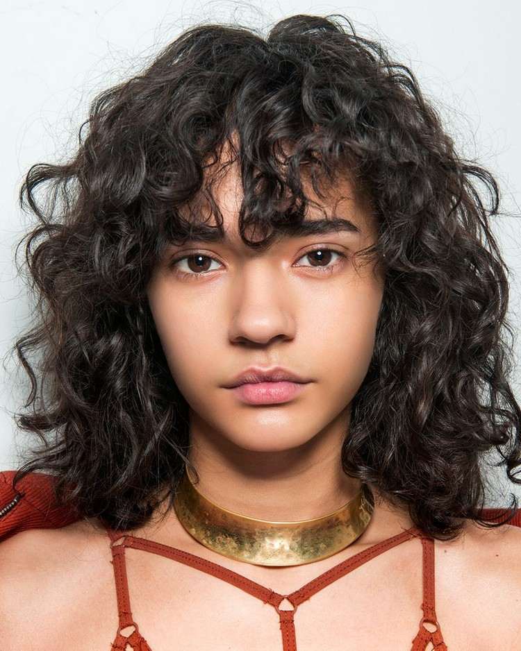 Camila Cabello Re-Style Účes Curly Shag Haircut Trend