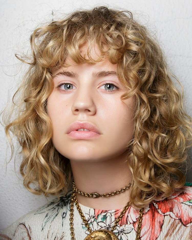 Vlasové trendy Účesy 2020 s ofinou pre vlasy po ramená