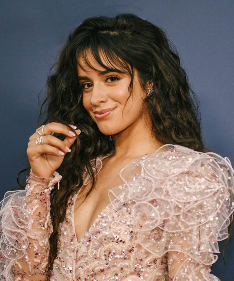 Účesové trendy jesenné ženy Camila Cabello nový účes 2020