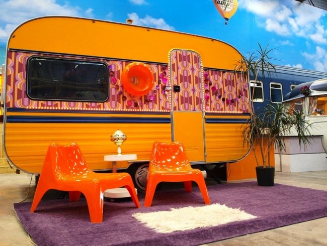 Kempingový hotel s karavanom v priemyselnej hale Kempingový hotel s karavanom v starej nakladacej hale Bonn