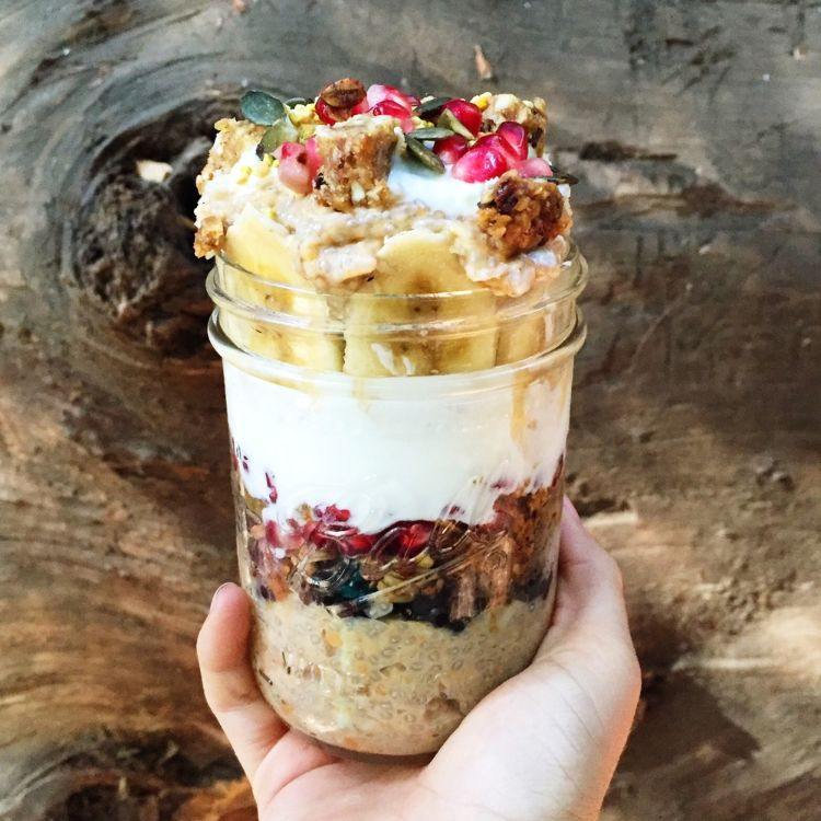 kempingové recepty rýchla a jednoduchá príprava kempingu prázdninový plynový sporák kempingový sporák vegetariánske ovocie raňajky proteínové musli banány