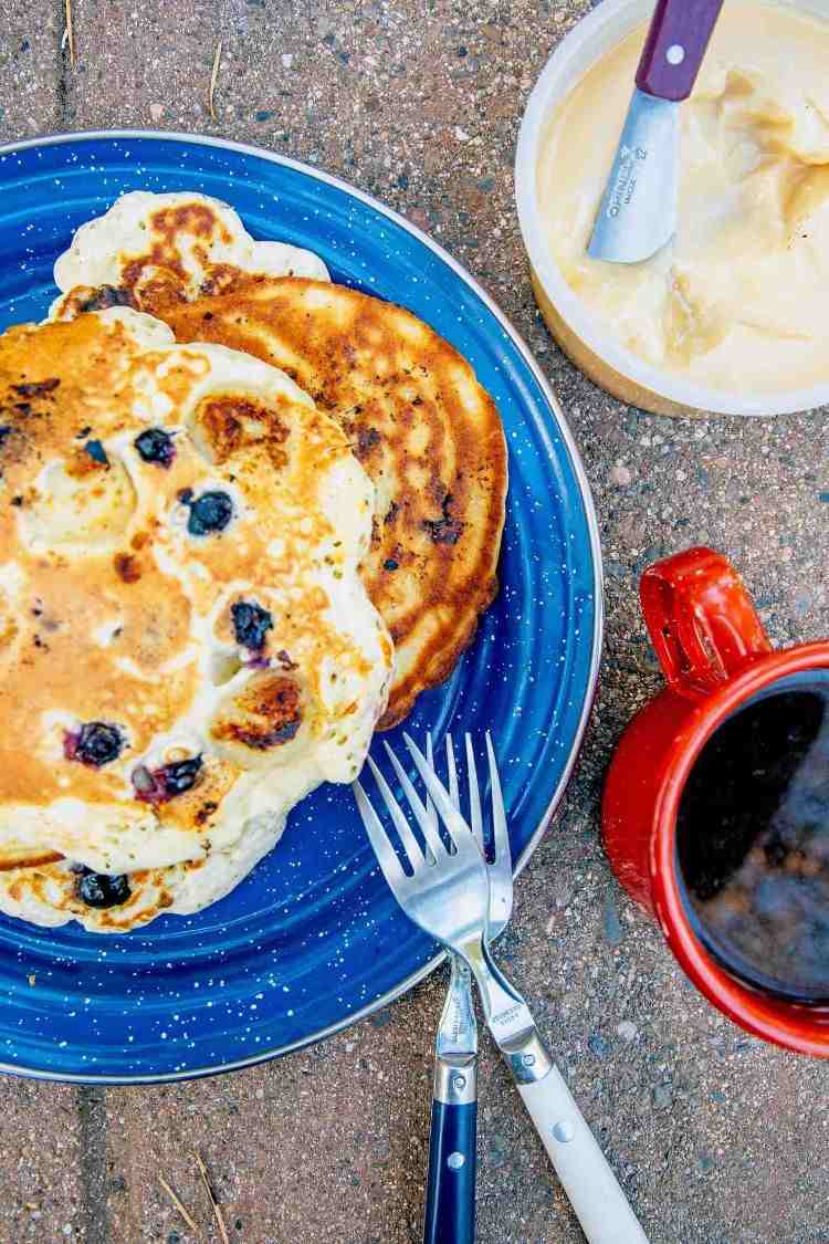 kempingové recepty rýchla a jednoduchá príprava kemping prázdninový plynový sporák kempingový sporák vegetariánske palacinky čučoriedky sušené mlieko ghee