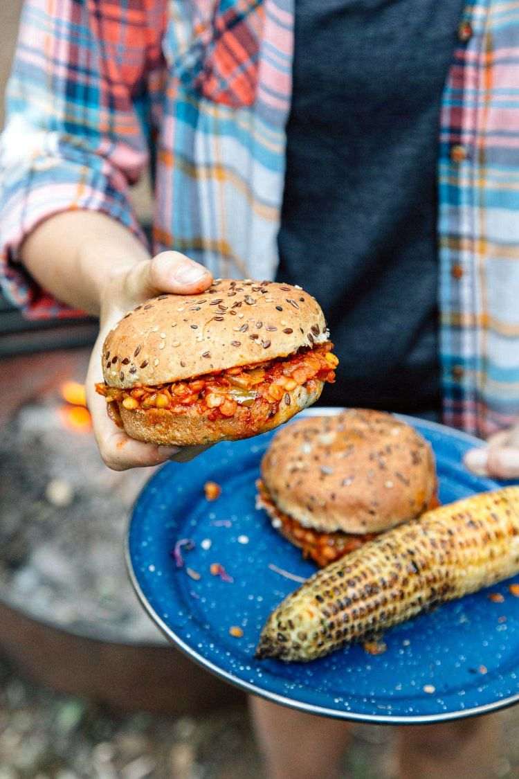 kempingové recepty rýchla a jednoduchá príprava kemping prázdninový plynový sporák kempingový sporák vegetariánske hamburgery podávajú kukuricu