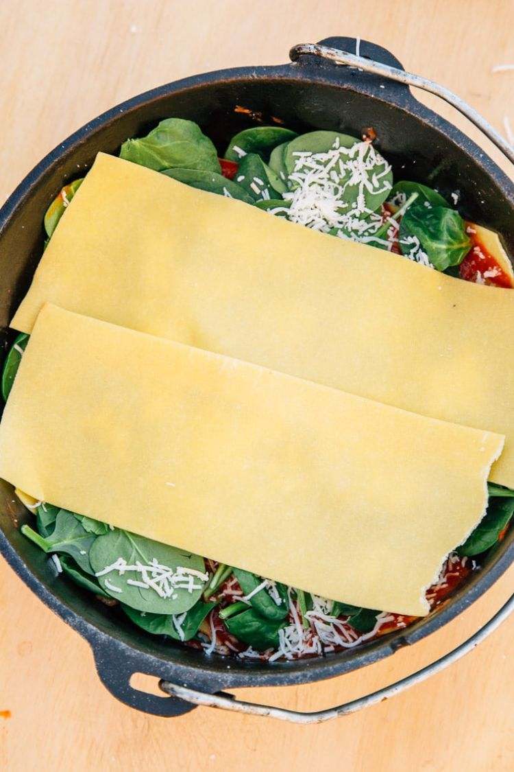 kempingové recepty rýchla a jednoduchá príprava kempingu prázdninový plynový sporák kempingový sporák lasagne plechy vrstva liatinového hrnca