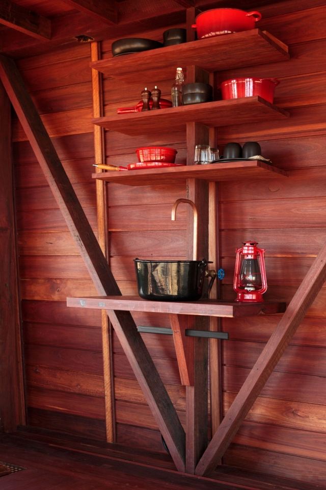 campinghütte-na trvalé kempovanie-recyklované drevené obklady-umývadlo
