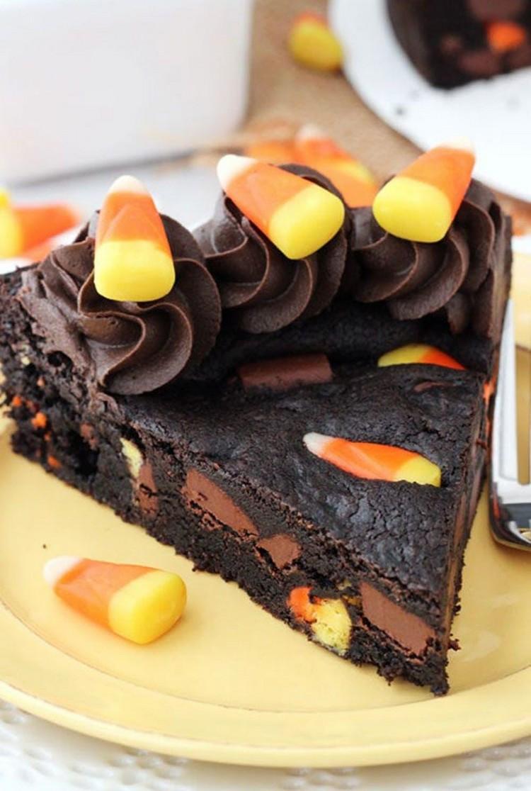 Variácie receptov na čokoládový koláč s pralinkovou náplňou Candy Corn Cookies