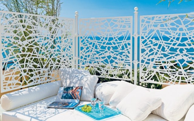 Železné mreže do záhradného salónika-moderný dekoratívny dizajn Salónik-kreslo-vonkajšia-deliaca-stena-s-kvetináčom-caprice-nádoba na kvetináč