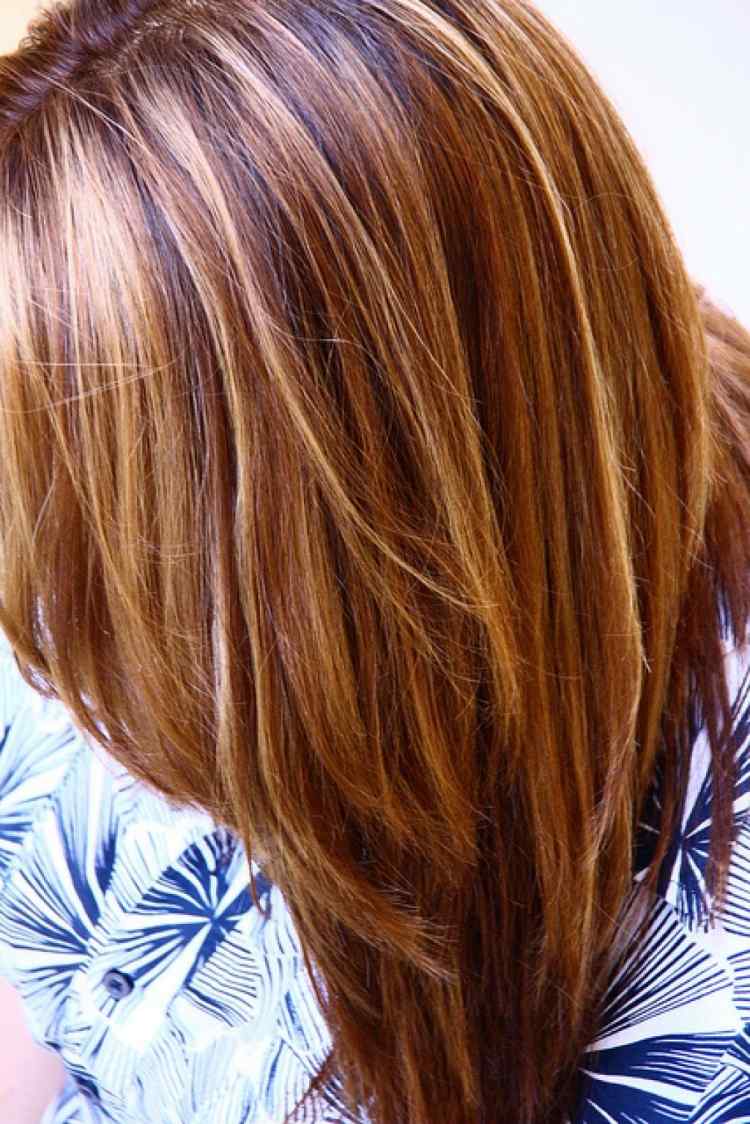 Melír v rôznych odtieňoch od hnedej po blond Karamelová farba vlasov -karamel-straehnchen-prírodná-stredne dlhá-svetlohnedá