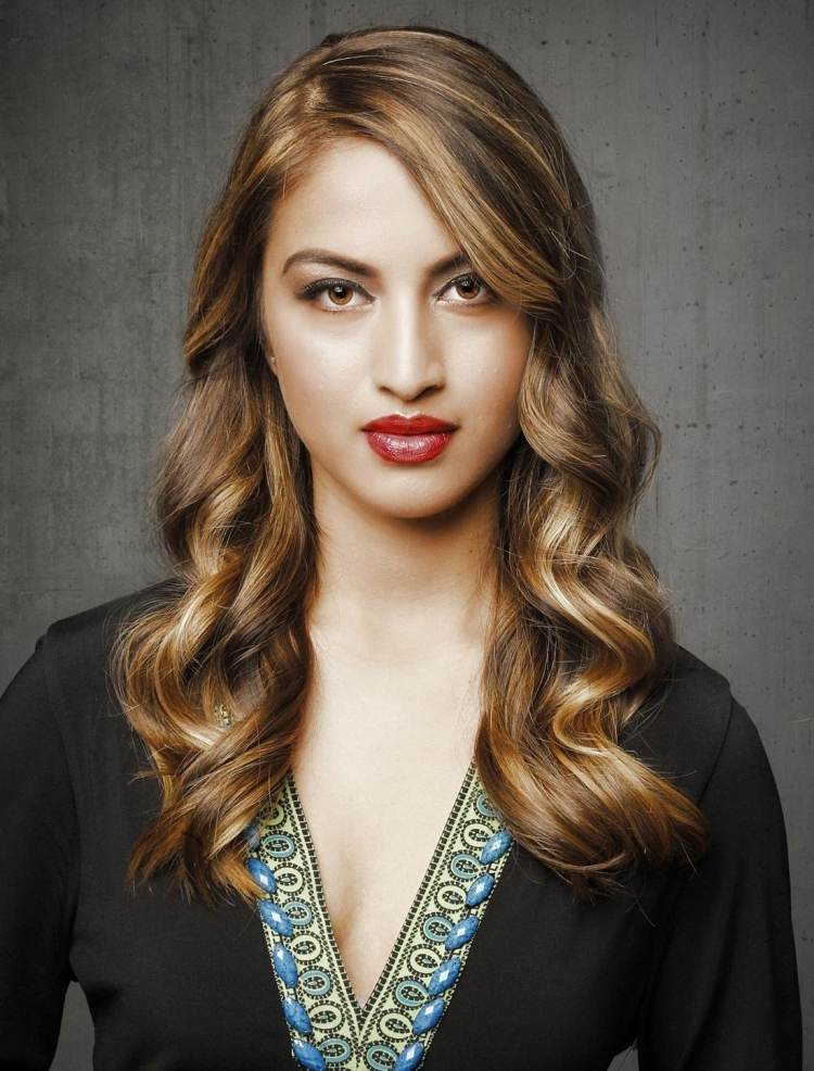 blond odlesky dosiahnu žiarivú karamelovú farbu vlasov balayage hnedý karamelový straehnchen stredne dlhý