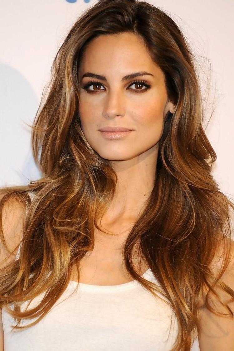 špičkový moderný balayage look s prirodzeným prechodom z hnedej na blond karamelová farba vlasov straehnchen balayage hnedá tmavá blond