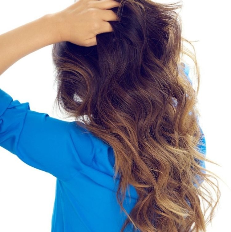 Farbite vlasy v dvoch odtieňoch a dosiahnite prirodzený farebný gradient karamelová farba vlasov karamel balayage hnedý karamel tmavo-ombré-dlhé-vlasy-vlny