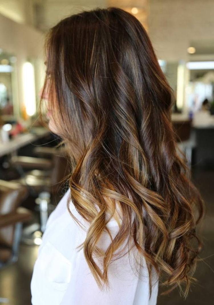 prirodzený efekt hnedej na karamelovú blond cez melír karamel-farba-vlasov-karamel-prírodný-vzhľad-balayage-hnedo-blond