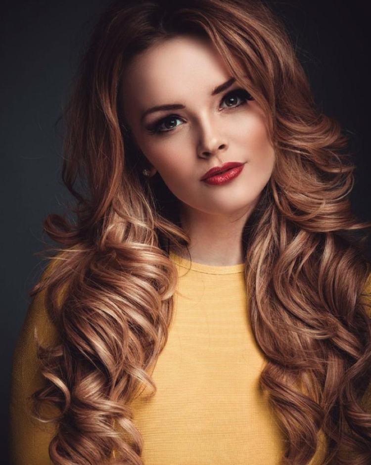 Upravený vzhľad s úplným zafarbením v karamelovej farbe karamelové-vlasy-farby-karamelové-medovo-blond-dlhé-vlny-vlny