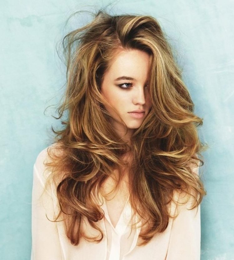 blond karamelový odtieň pre svetlé typy pleti karamel-farba-vlasov-karamel-blond-tmavo-prírodná-dlhé-vlasy-ležérne