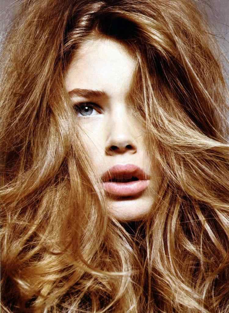 topmodelka Doutzen Kroes s trendovou karamelovou farbou vlasov Karamelová farba vlasov -karamel-moderná-blond-straehnchen-prírodná-doutzen-kroes